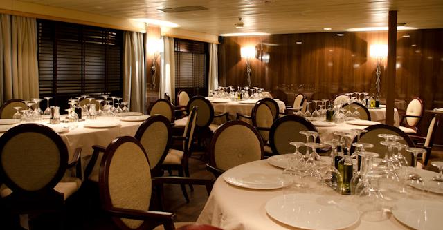 El Restaurante preparado para la Cena a bordo del MS Silver Discoverer LUJO LUGARES REMOTOS CRUCEROS EXPLORACION SILVERSEACRUCEROS SILVERSEA EXPEDITIONS CRUCEROS EXPEDICION SILVERSEA CRUCEROS DE LUJO LUGARES REMOTOS CRUCEROS EXPLORACION SILVERSEA CRUCEROS SILVER DISCOVERER CRUCEROS BARCO PEQUEÑO CRUCEROS BUQUES DE LUJO CRUCEROS REMOTOS CRUCEROS UNICOS CRUCEROS MILLONARIOS CRUCEROS PARA RICOS CRUCEROS EXCLUSIVOS #LuxuryCruises #SilverSea #SilverseaExpeditions #SilverDiscoverer #Viajesdelujo #viajesexclusivos #crucerosexploracion #expeditioncruises